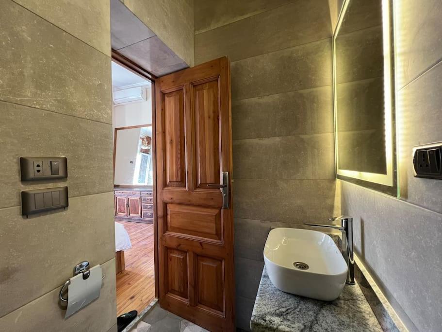 Authentic 3Br Apartment In Downtown, Kairó Kültér fotó